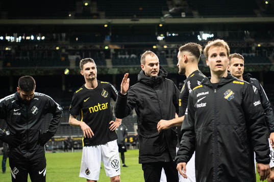 s sportchef Henrik Jurelius jublar