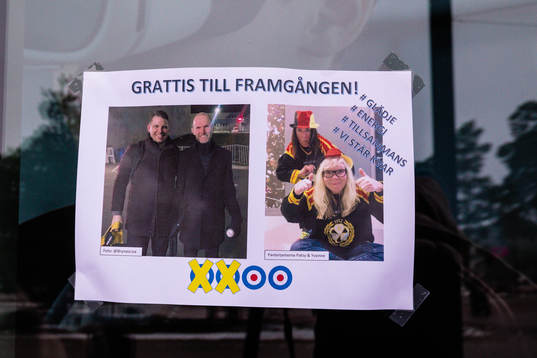 En hyllningsskylt till Brynäs tränare Josef Boumedienne