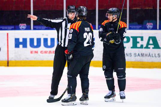 Brynäs Oula Palve i diskussion med domare