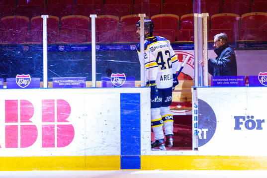 s HV71:s Niklas Arell blir utvisad