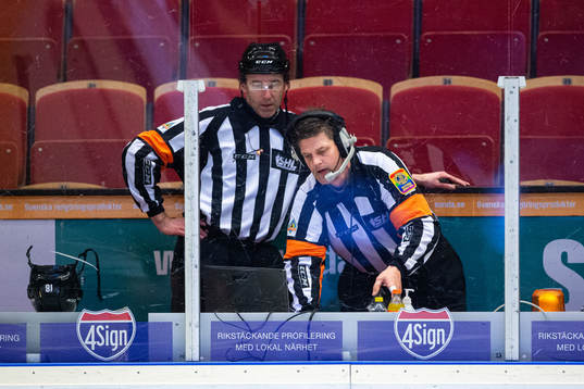 Domarna Linus Öhlund och Mikael Nord videogranskar Brynäs
