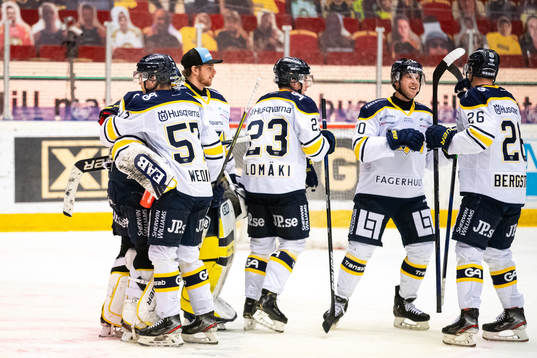 s målvakt Jonas Gunnarsson jublar med lagkamrater
