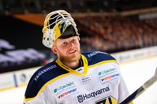 s målvakt Jonas Gunnarsson jublar