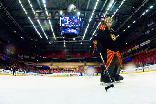 Brynäs målvakt Samuel Ersson deppar