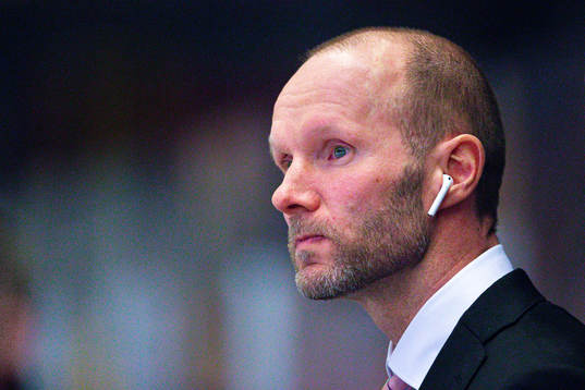 Brynäs assisterande tränare Nils Ekman med en hörlur