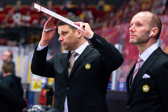 Brynäs tränare Josef Boumedienne gör tecken för timeout