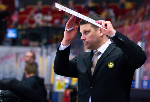 Brynäs tränare Josef Boumedienne gör tecken för timeout