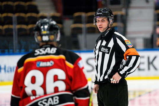Domare Patric Bjälkander pratar med Luleås Linus Klasen