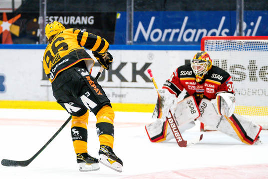 Skellefteås Rickard Hugg i friläge mot Luleås målvakt