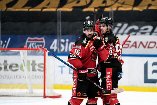 Luleås Oscar Engsund och Filip Hållander jublar