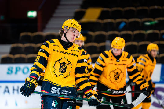 Skellefteås Jonatan Berggren deppar under
