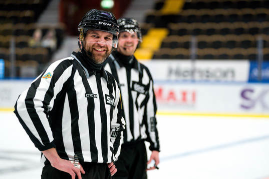 Linjedomare Emil Yletyinen och linjedomare Johannes Käck