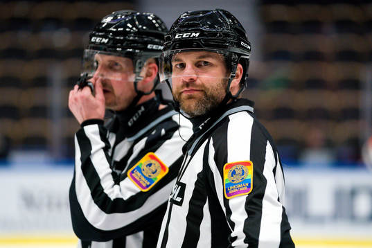 Linjedomare Emil Yletyinen och linjedomare Johannes Käck
