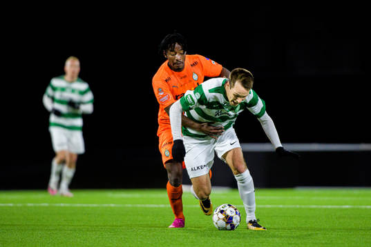 AFC Eskilstunas Samuel Nnamani och Västerås Viktor Prodell