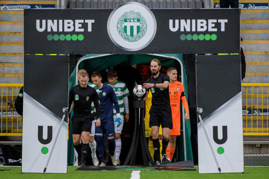 Domarna, Västerås spelare och AFC Eskilstunas spelare