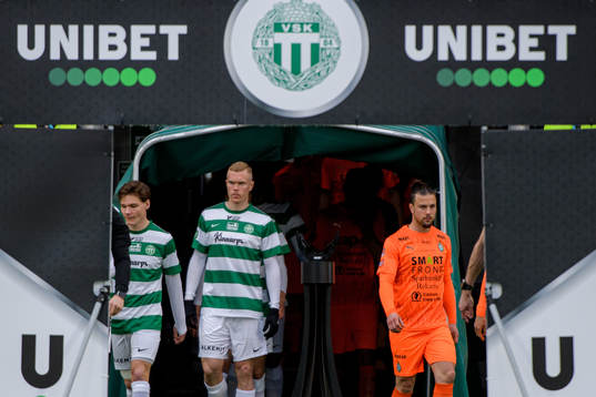 Västerås och AFC Eskilstunas spelare gör entré