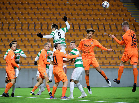 Västerås Viktor Prodell och AFC Eskilstunas Robin Tihi