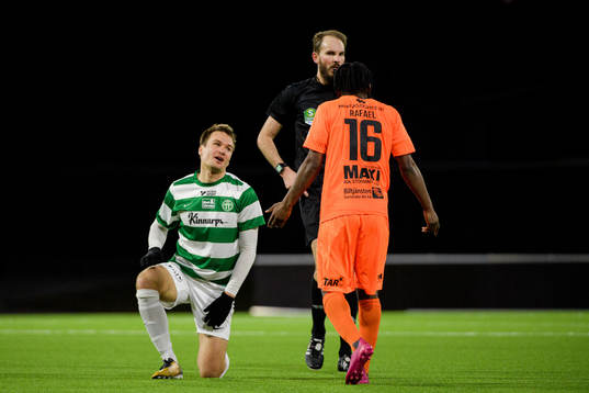 Västerås Viktor Prodell och AFC Eskilstunas Samuel Nnamani