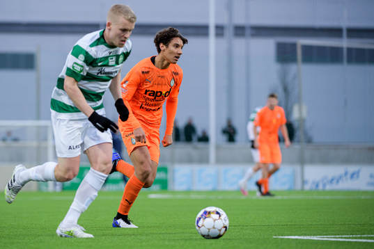 Västerås Simon Johansson och AFC Eskilstunas Robin Tihi