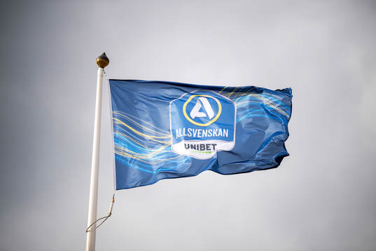 En flagga med Allsvenskan och Unibets logotyper