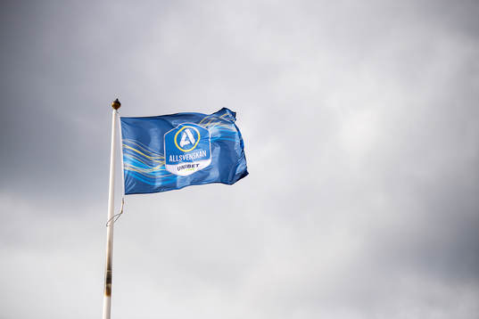 En flagga med Allsvenskan och Unibets logotyper