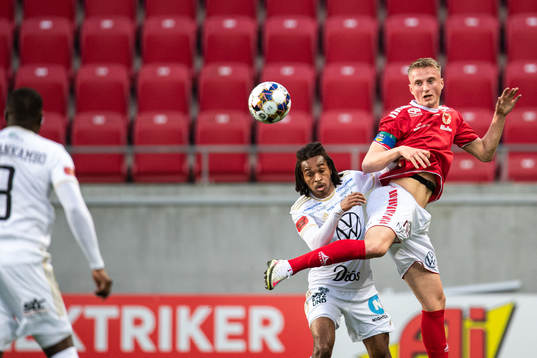 Kalmars Elias Olsson och Östersunds Francis Jno-Baptiste