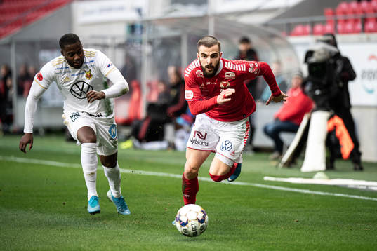 Östersunds Ronald Mukiibi och Kalmars Filip Sachpekidis