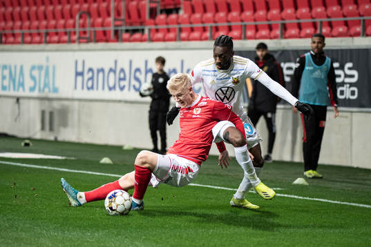 Kalmars Carl Gustafsson och Östersunds Blair Turgott