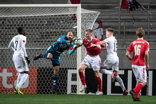 Östersunds målvakt Aly Keita och Kalmars Elias Olsson