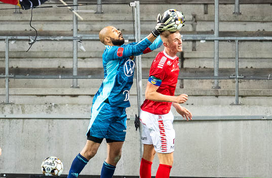 Kalmars Elias Olsson och Östersunds målvakt Aly Keita