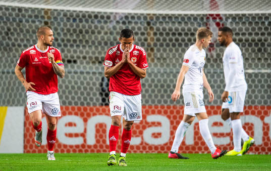 Kalmars Romario Pereira Sipiao och Douglas Bergqvist deppar