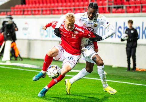 Kalmars Carl Gustafsson och Östersunds Blair Turgott