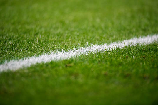 En målad linje på en fotbollsplan