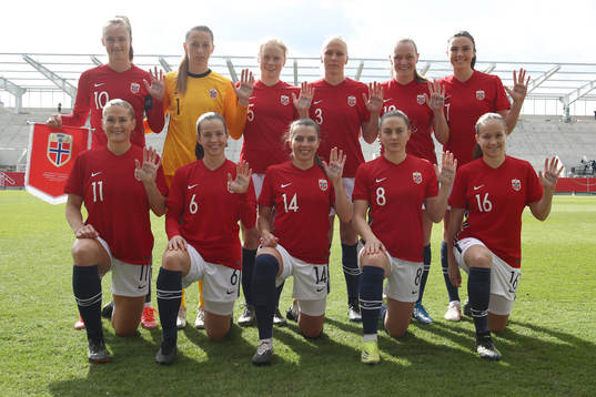 Players of Norway line up with “human rights” written