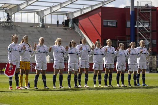 Players of Norway line up with “human rights” written