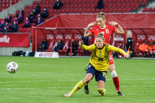 Ewelina Kamczyk of Poland and Filippa Angeldahl of Sweden