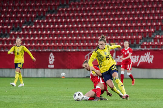 Dominika Grabowska of Poland and Filippa Angeldahl of Sweden