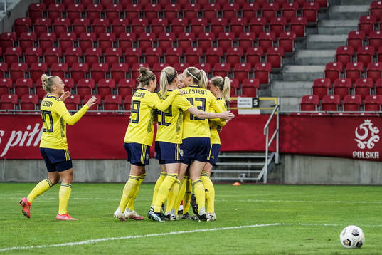 Stina Blackstenius of Sweden celebrate with teammates