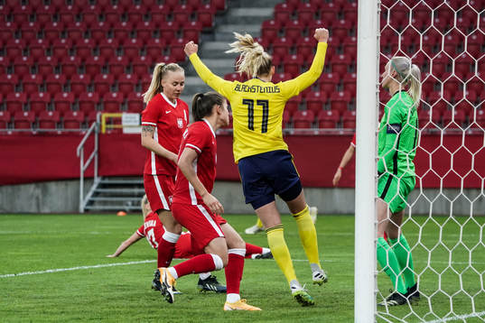 Stina Blackstenius of Sweden celebrate