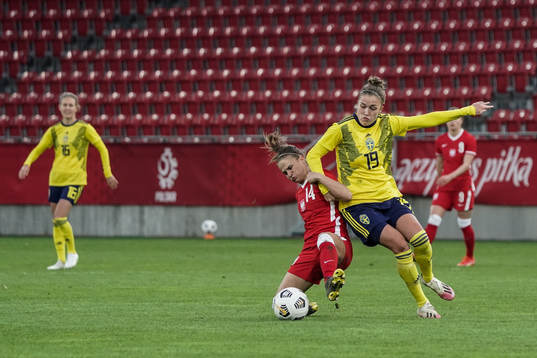 Dominika Grabowska of Poland and Filippa Angeldahl of Sweden