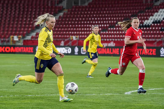 Stina Blackstenius of Sweden and Małgorzata Mesjasz of