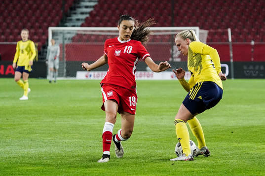 Natalia Padilla-Bidas of Poland and Josefine Rybrink of