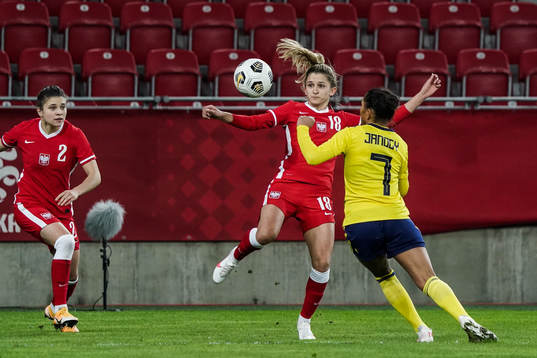 Nikole Kaletka of Poland and Madelen Janogy of Sweden