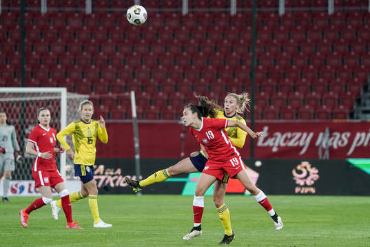 Natalia Padilla-Bidas of Poland and Jonna Andersson of