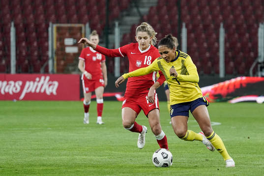 Nikole Kaletka of Poland and Madelen Janogy of Sweden