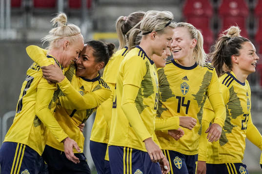 Caroline Seger of Sweden (l) celebrates with Madelen Janogy