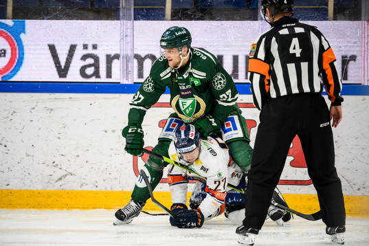 Färjestads Adam Ginning och Växjös Martin Lundberg
