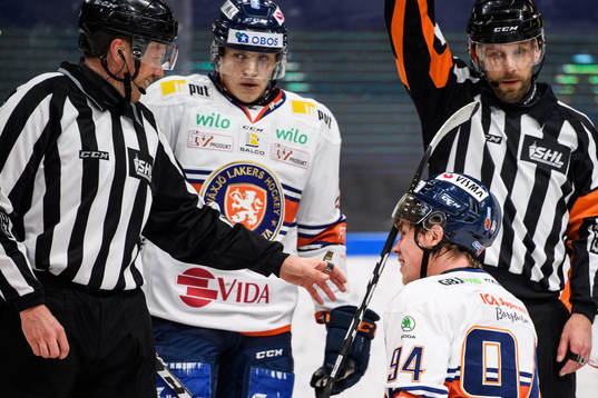 Växjös Joel Persson med en klubba i visiret