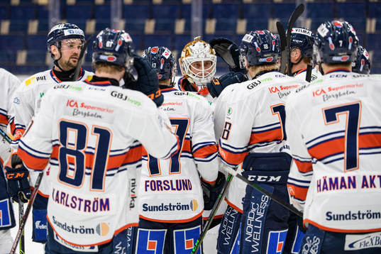 Växjös målvakt Viktor Fasth jublar med lagkamrater