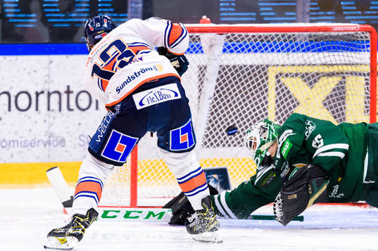 Växjös Jack Drury skjuter 0-2 bakom Färjestads målvakt
